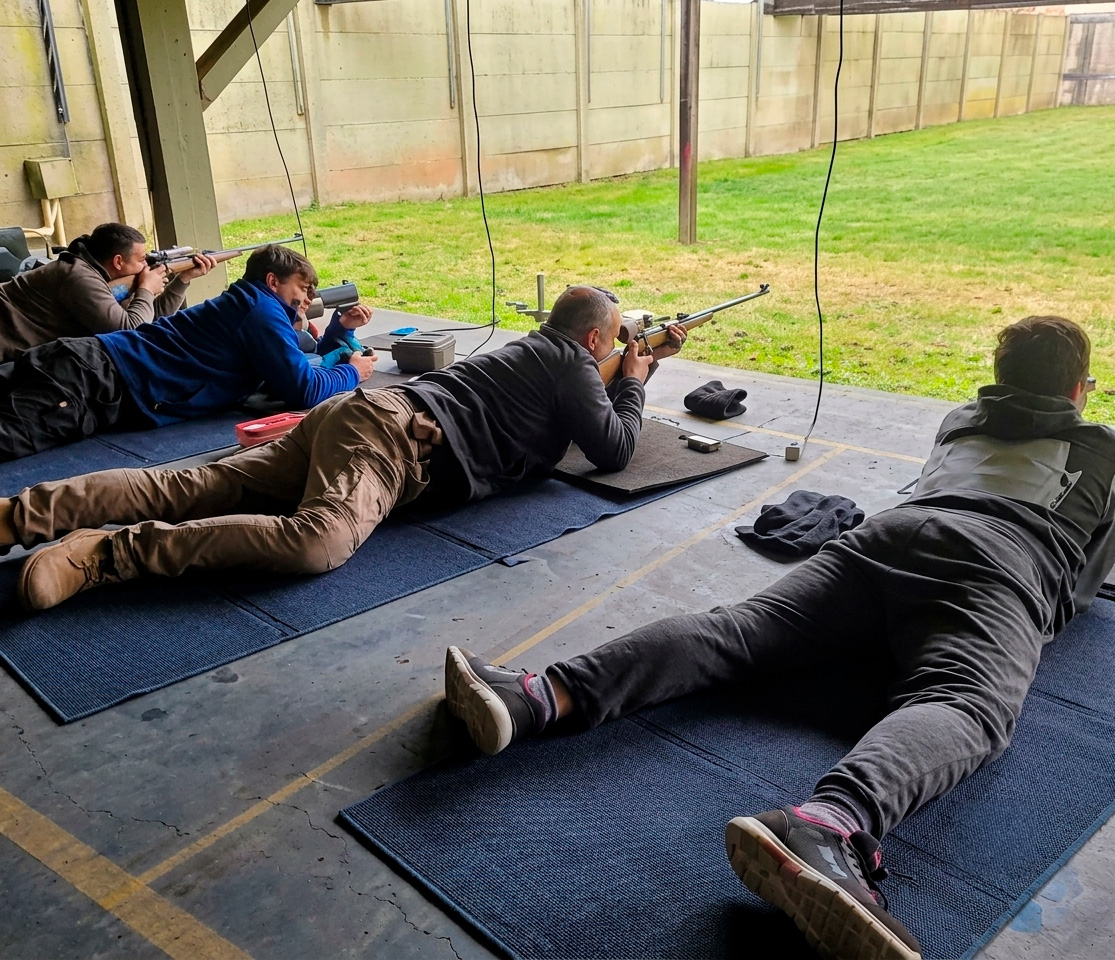 Alumnos realizando practicas de tiro supervisadas en el Poligono de Berisso